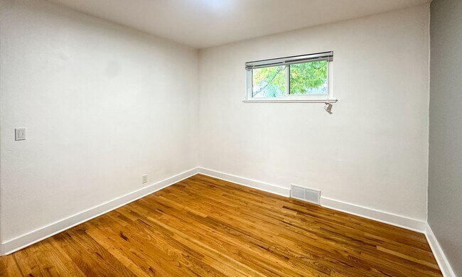 Building Photo - Beautifully Remodeled Duplex in Downtown L...