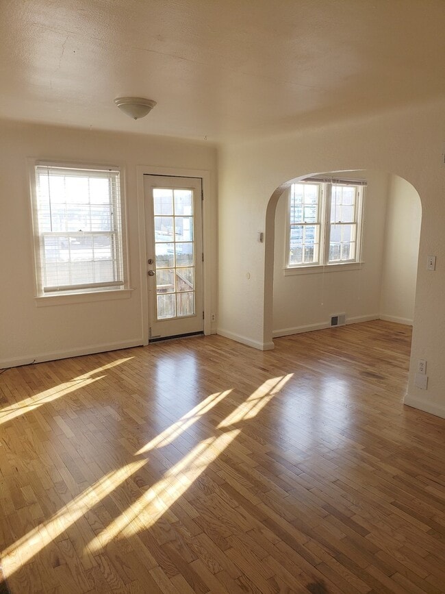 Building Photo - 302 Miles Ave