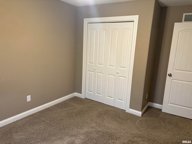 Building Photo - 2116 W Geneva Rd