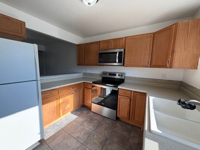 Building Photo - Beautiful 2-bedroom, 1.5-bath Townhome in the heart of Rohnert Park