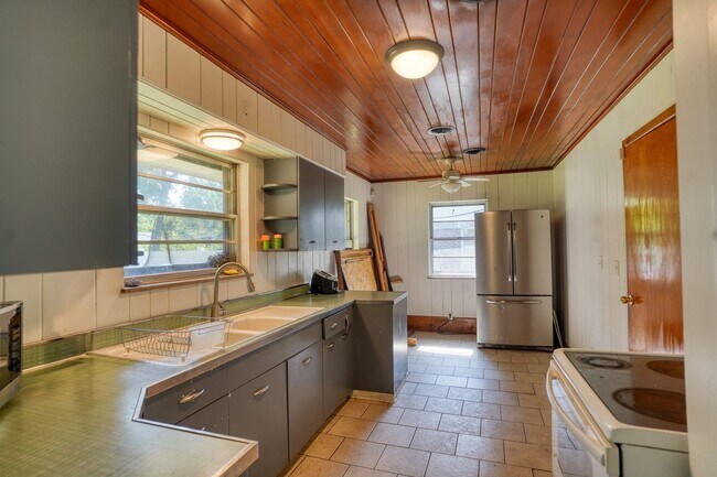 Building Photo - 2920 Highwoods Dr E