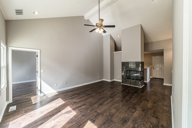 Building Photo - 2014 Fairway Hills Dr