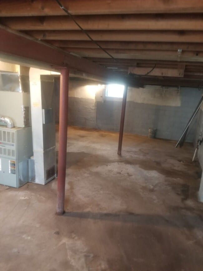 Building Photo - 2 bedroom home available in Rockford