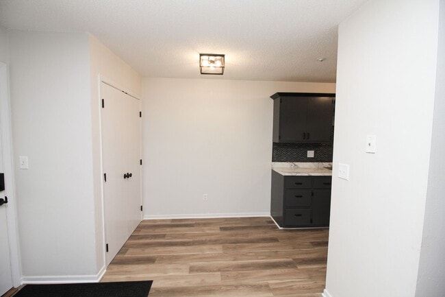 Building Photo - Renovated 2 Bed 1 Bath Apartment