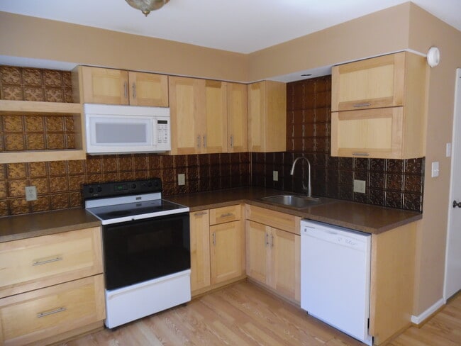 Building Photo - 3BR Townhome - Northampton School District