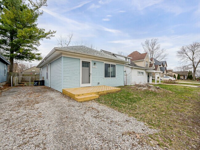 Building Photo - Lake Living at Its Finest in Keego Harbor!