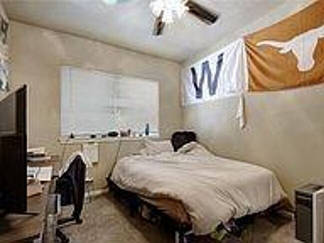 Building Photo - West Campus Condo Under $1000/Bedroom Walk...