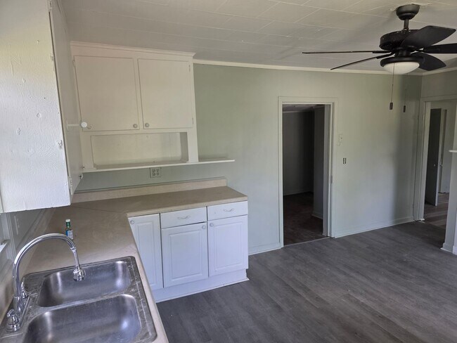 Building Photo - 2 bed/1 bath House Under Renovations