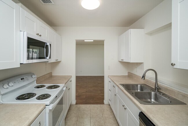 Building Photo - 1040 Dorado Dr