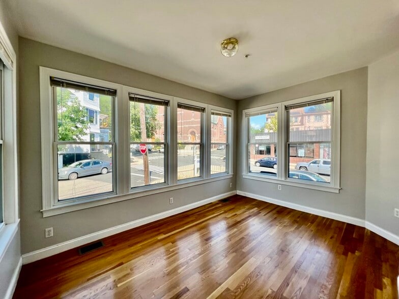 Building Photo - 389 Medford St