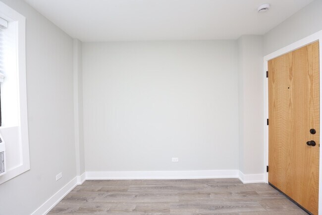 Building Photo - 508 W Belmont Ave
