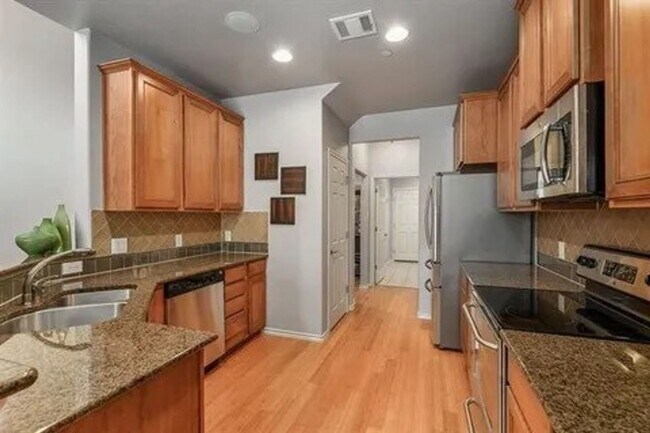 Building Photo - 2 Bed 2.5 Bath in Lewisville