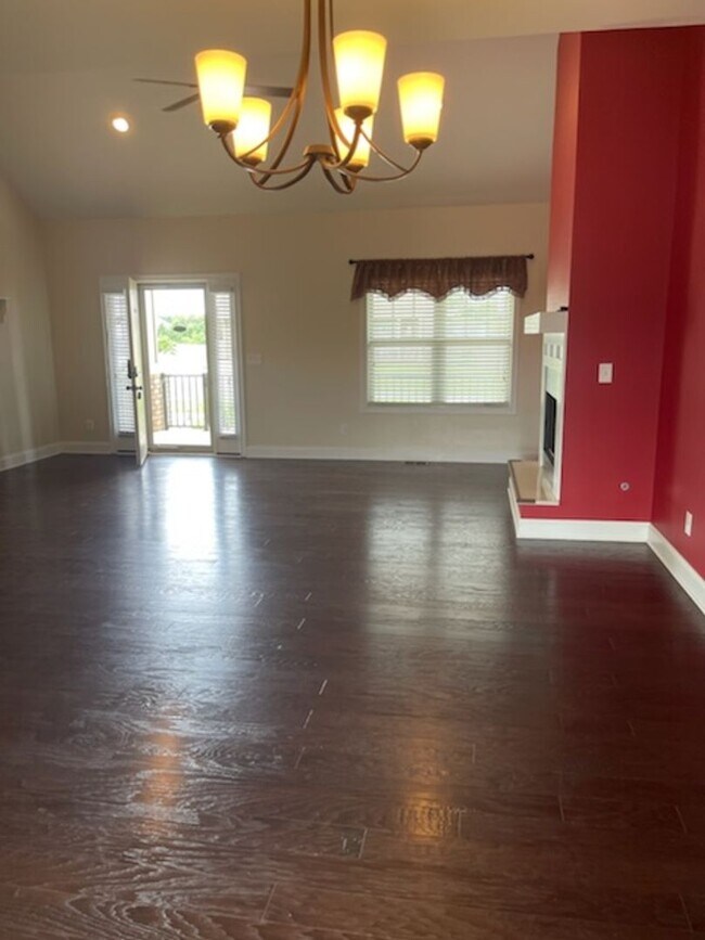 Building Photo - Move In Ready!!