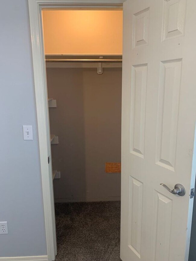 Building Photo - This beautifully updated three-bedroom, tw...