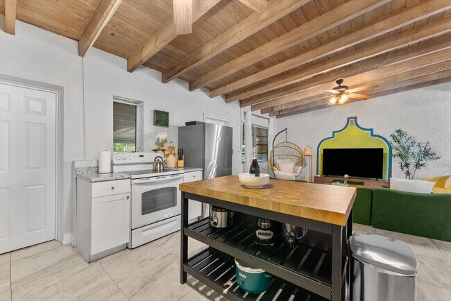 Building Photo - 3101 SW 16th St