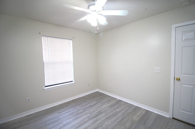 Building Photo - 3BR/2BA North Pensacola Brick Home with Bonus Room, Vaulted Ceilings & Privacy-Fenced Backyard Ne...