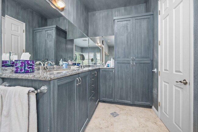 Building Photo - Expansive estate style home - 5 minute drive to SDSU!