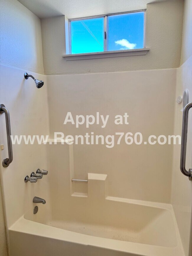 Building Photo - Spacious 2 Bed 1 Bath Home With Indoor Lau...