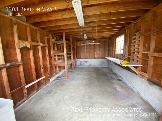 Building Photo - 1308 Beacon Wy S