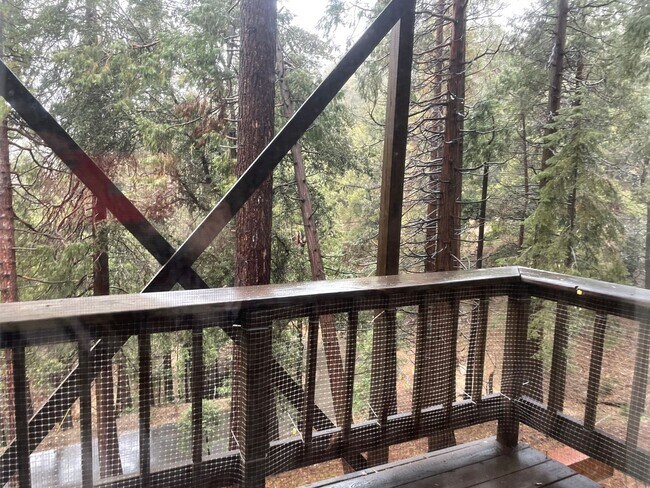 Building Photo - Large home level entry with garage.