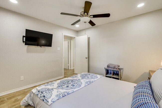 Building Photo - 8020 Botany Ln