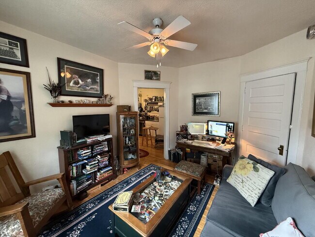 Building Photo - Private Second Floor one bedroom flat in Historic Lowry Hill - Walking distance to transit and la...