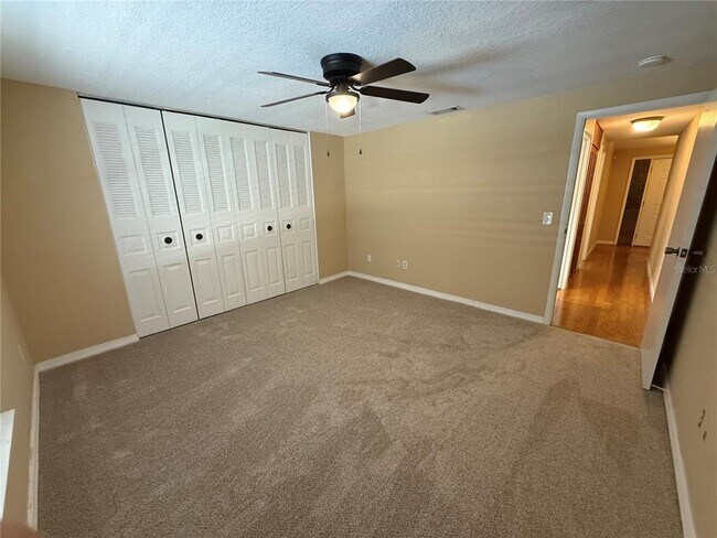 Building Photo - 525 Lakeview Dr