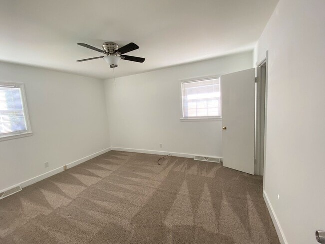 Building Photo - ~~ Cute 3-bedroom Brick Ranch located in Burlington ~~