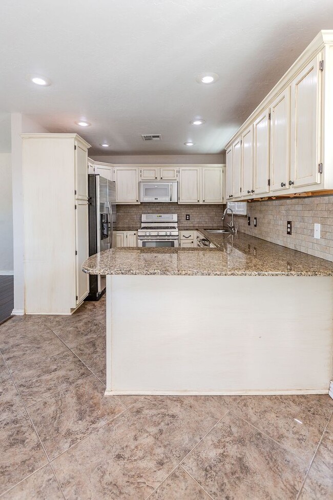 Building Photo - Remodeled 2 bedroom, 1 3/4 bath AVAILABLE ...