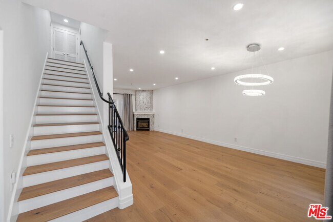 Building Photo - 851 N San Vicente Blvd
