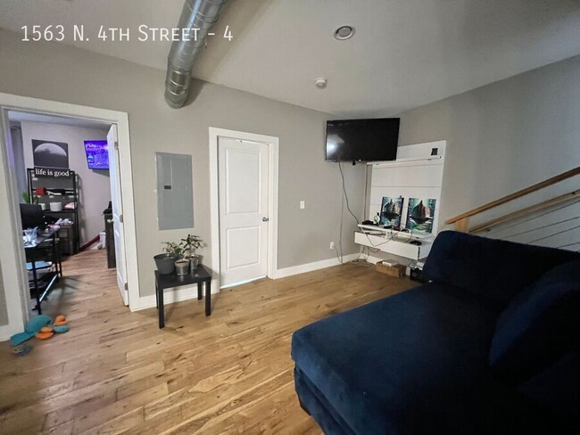 Building Photo - Stunning and Spacious 3 Bedroom Loft! Avai...