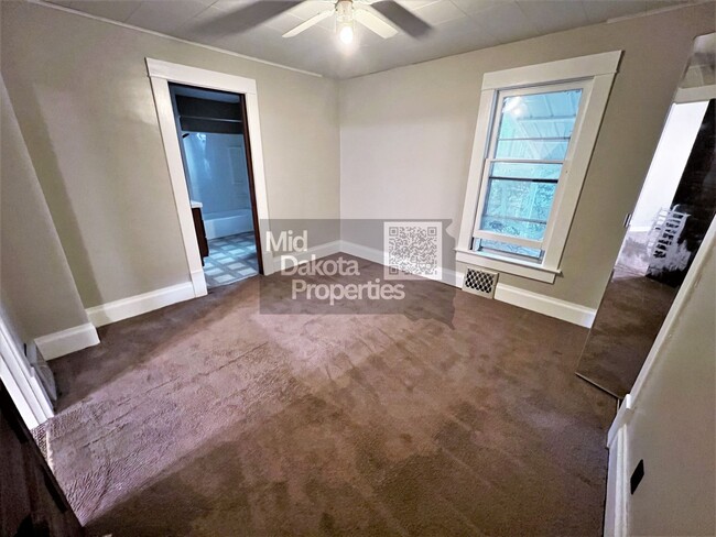 Building Photo - 908 E 3rd- 2 bed