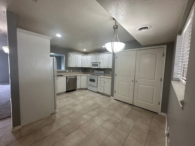 Building Photo - 2-Bedroom Townhome with Central AC and Covered Parking
