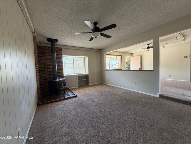 Building Photo - 366 W Tamarack Ln