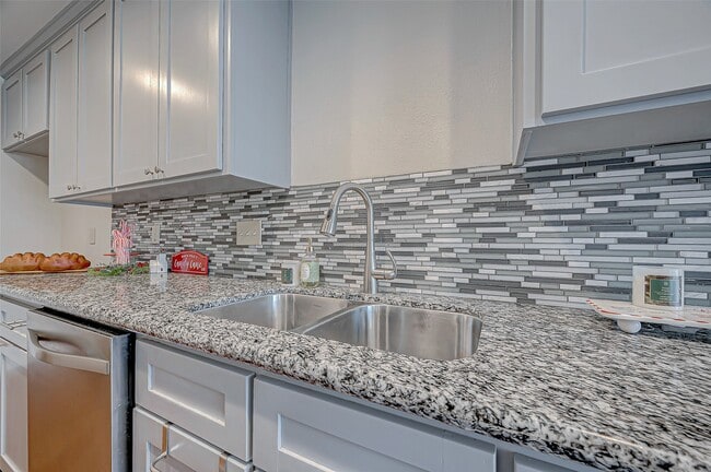 Building Photo - 2022 Highland Hills Dr