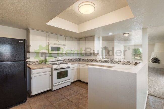 Building Photo - 10101 La Paz Dr