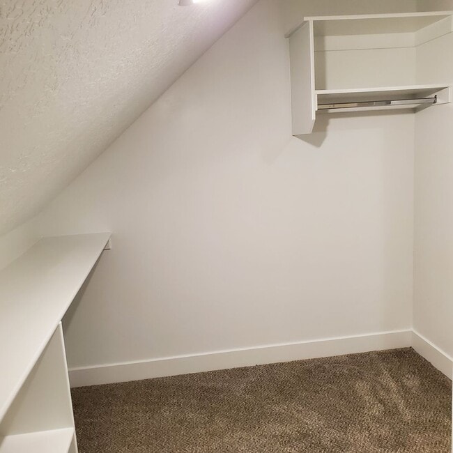 Building Photo - Welcoming 2 Bed, 2.5 Bath Townhouse