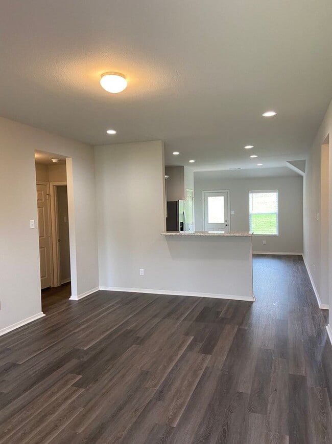 Building Photo - Preleasing Now! Four Bedroom | Two Bathroom Home in Fairview Haven