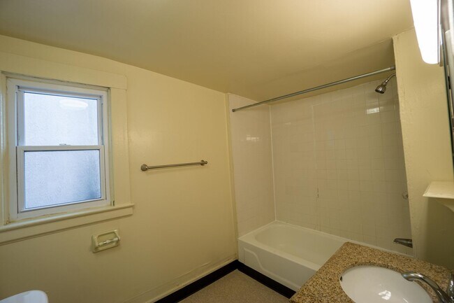 Building Photo - 120.5 Dell St - AVAILABLE 6/1/26 - House f...
