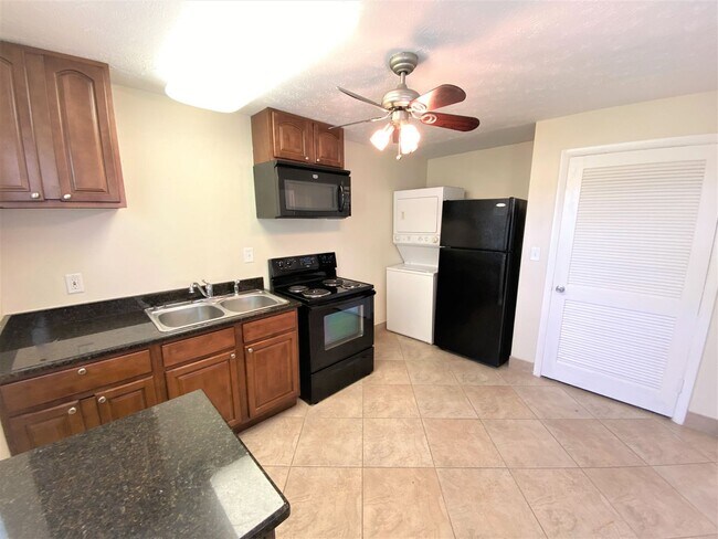 Building Photo - ** SOUTH NAPLES ** 4 BED / 3.5 BATH ** POOL** NO HOA ** PETS OK **ANNUAL **