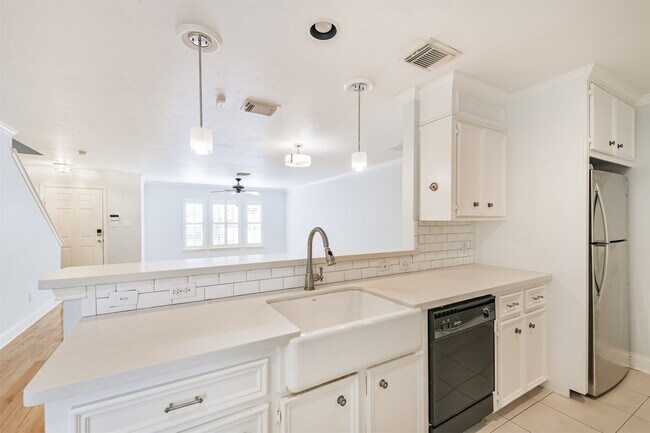 Building Photo - 738 Redwing Pl Dr