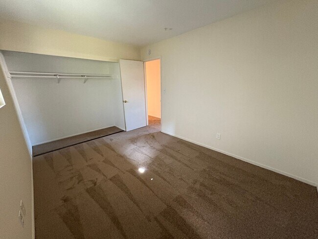 Building Photo - ***Move-in special 1/2 off 1st months rent...