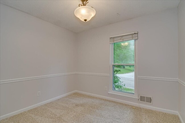 Building Photo - 303 Meadowlake Dr