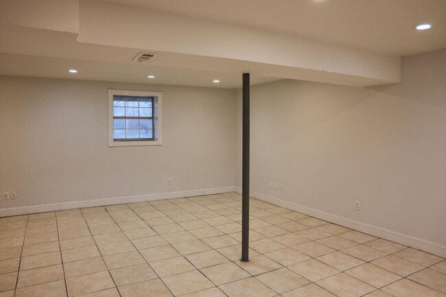 Building Photo - NEWLY REMODELED