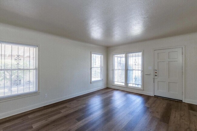 Building Photo - 1724 N West Ave