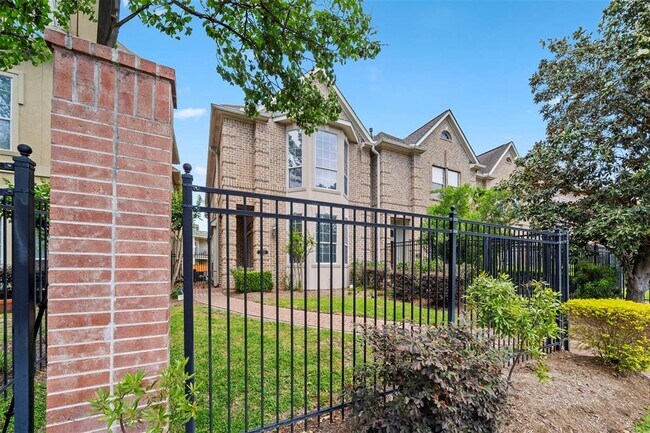 Building Photo - 13611 Brookbluff Ln