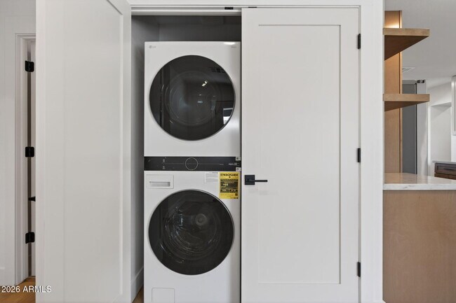 Building Photo - 8702 E Monte Vista Rd