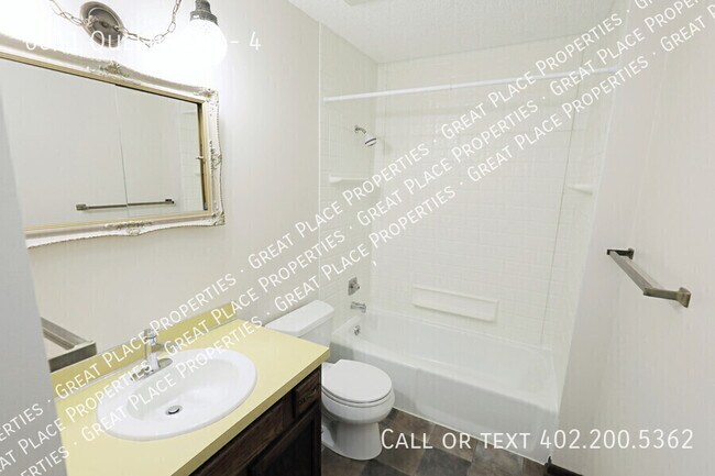 Building Photo - 6011 Queens Dr