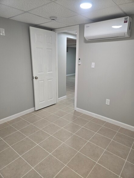 Building Photo - 1073 Main St