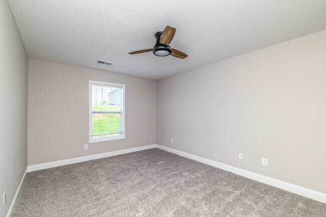 Building Photo - 338 Broadberry Ave